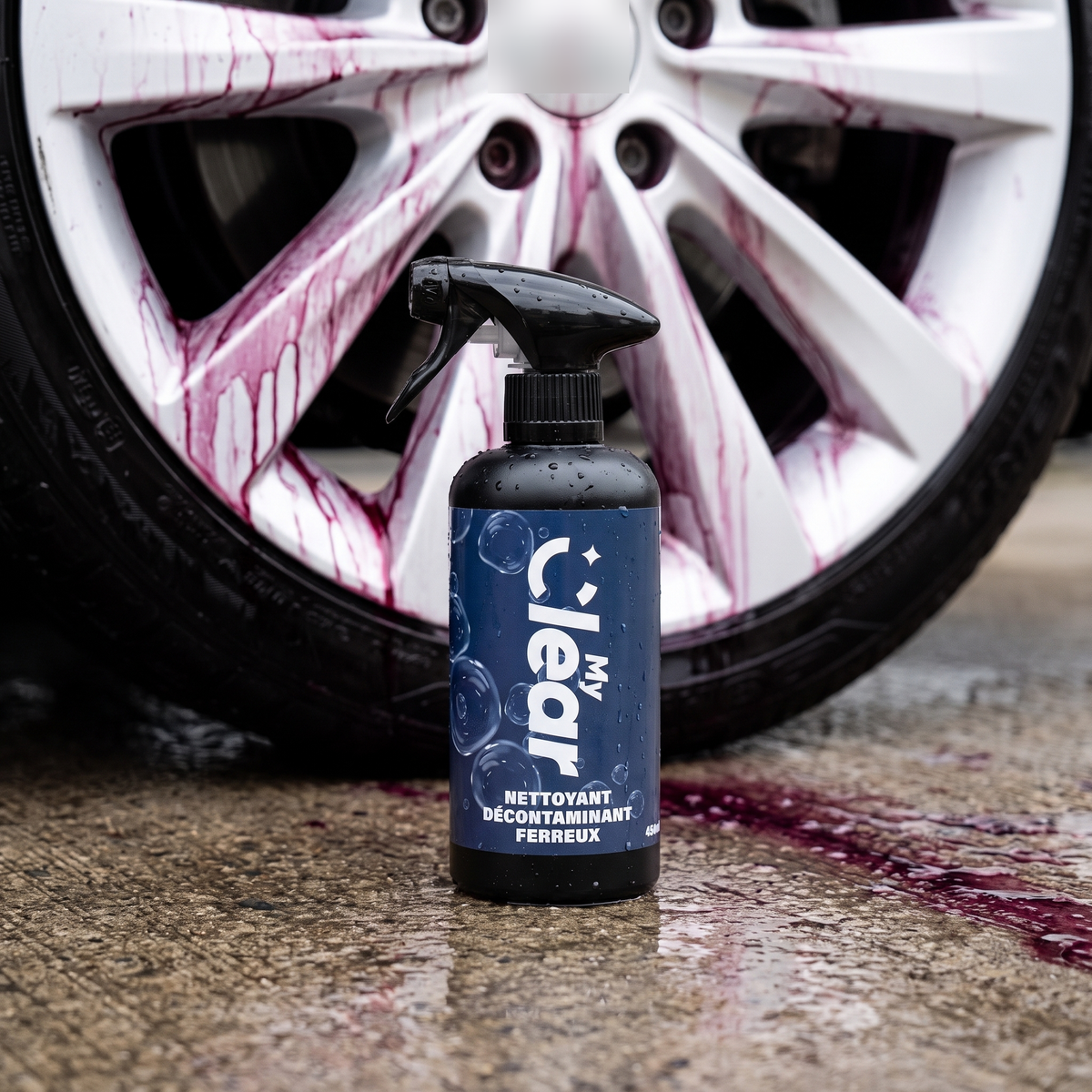 Décontaminant ferreux MyClear devant une jante en pleine réaction violette