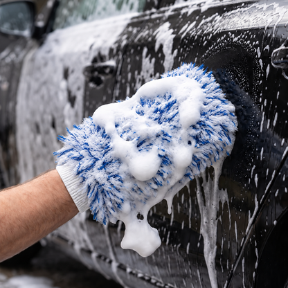 Gant de lavage microfibre MyClear couvert de mousse, poignet blanc, sur carrosserie