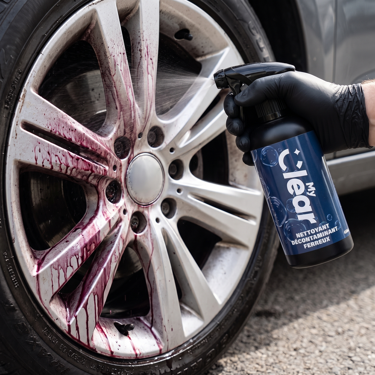 Pulvérisation du décontaminant ferreux MyClear sur jante : réaction violette