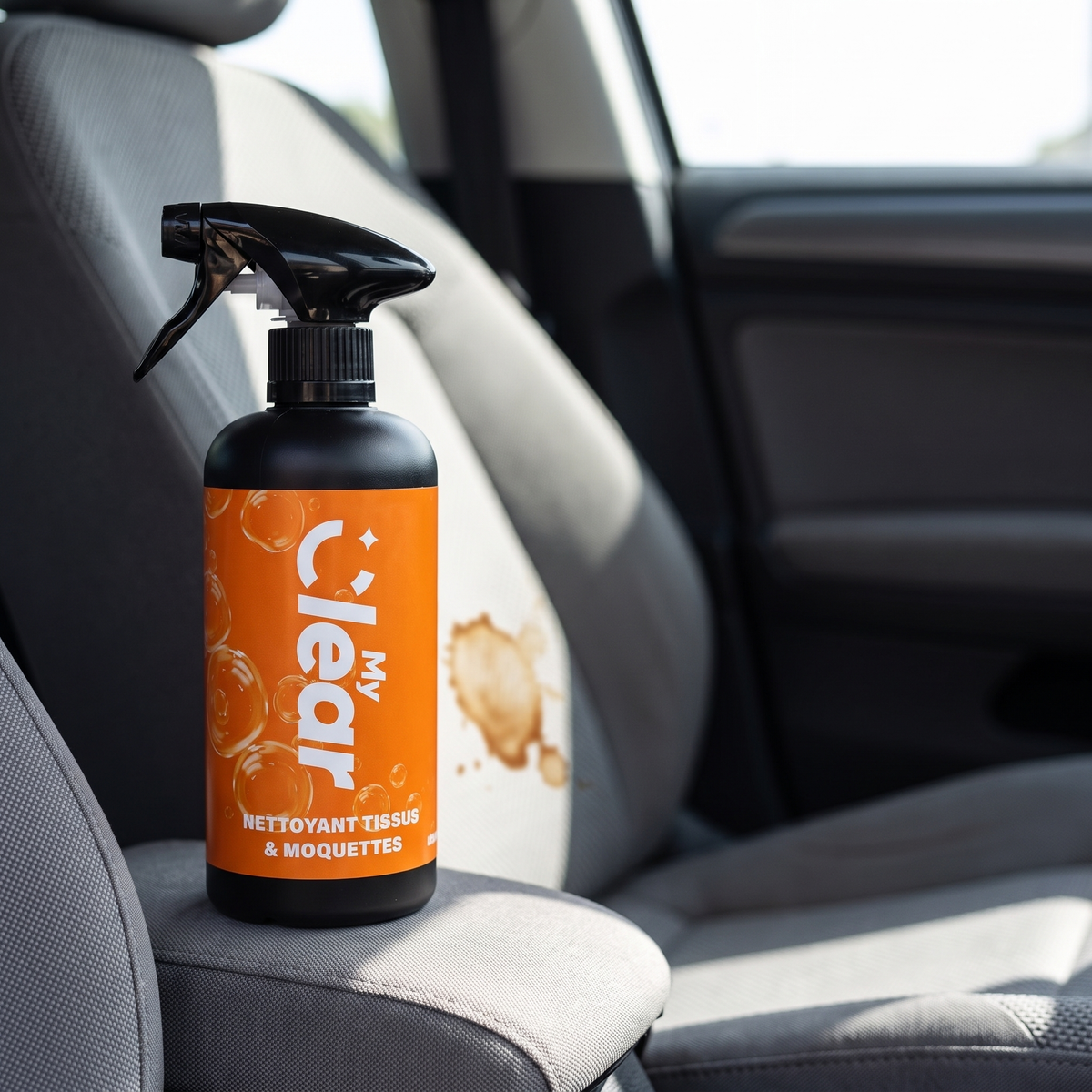 Nettoyant tissus et moquettes MyClear sur siège en tissu taché