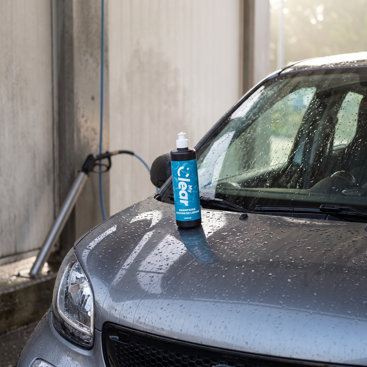 Shampoing station de lavage MyClear posé sur le capot dans un box