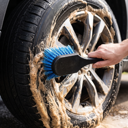 Brosse roues multi-usage MyClear en action sur pneu encrassé