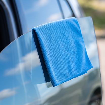 Microfibre vitres MyClear drapée sur une vitre parfaitement propre
