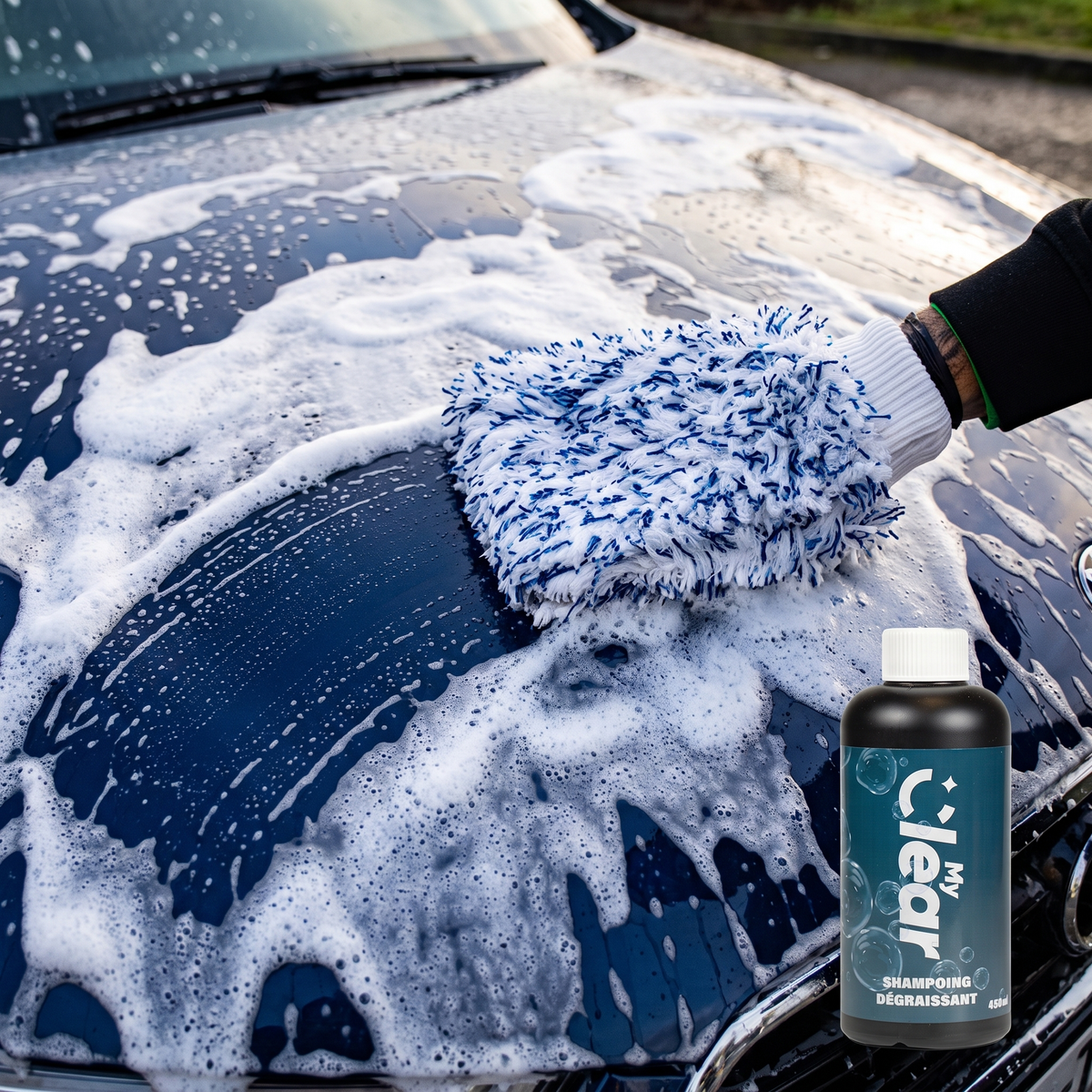 Shampoing dégraissant MyClear : lavage au gant microfibre sur capot moussé