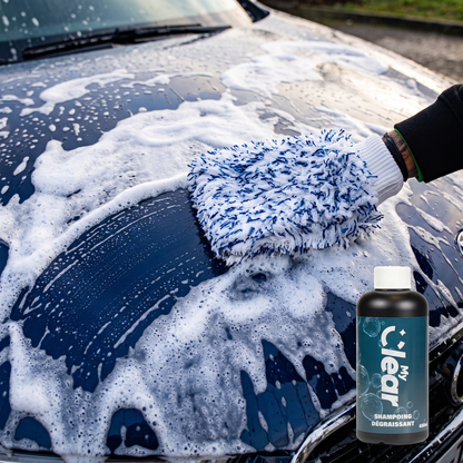 Shampoing dégraissant MyClear : lavage au gant microfibre sur capot moussé