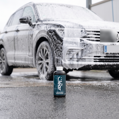 Shampoing dégraissant MyClear devant un SUV couvert de mousse