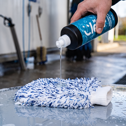 Shampoing Station de Lavage MyClear versé sur le gant de lavage microfibre
